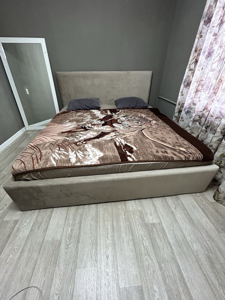 Двуспальная кровать 180*200 с матрасом