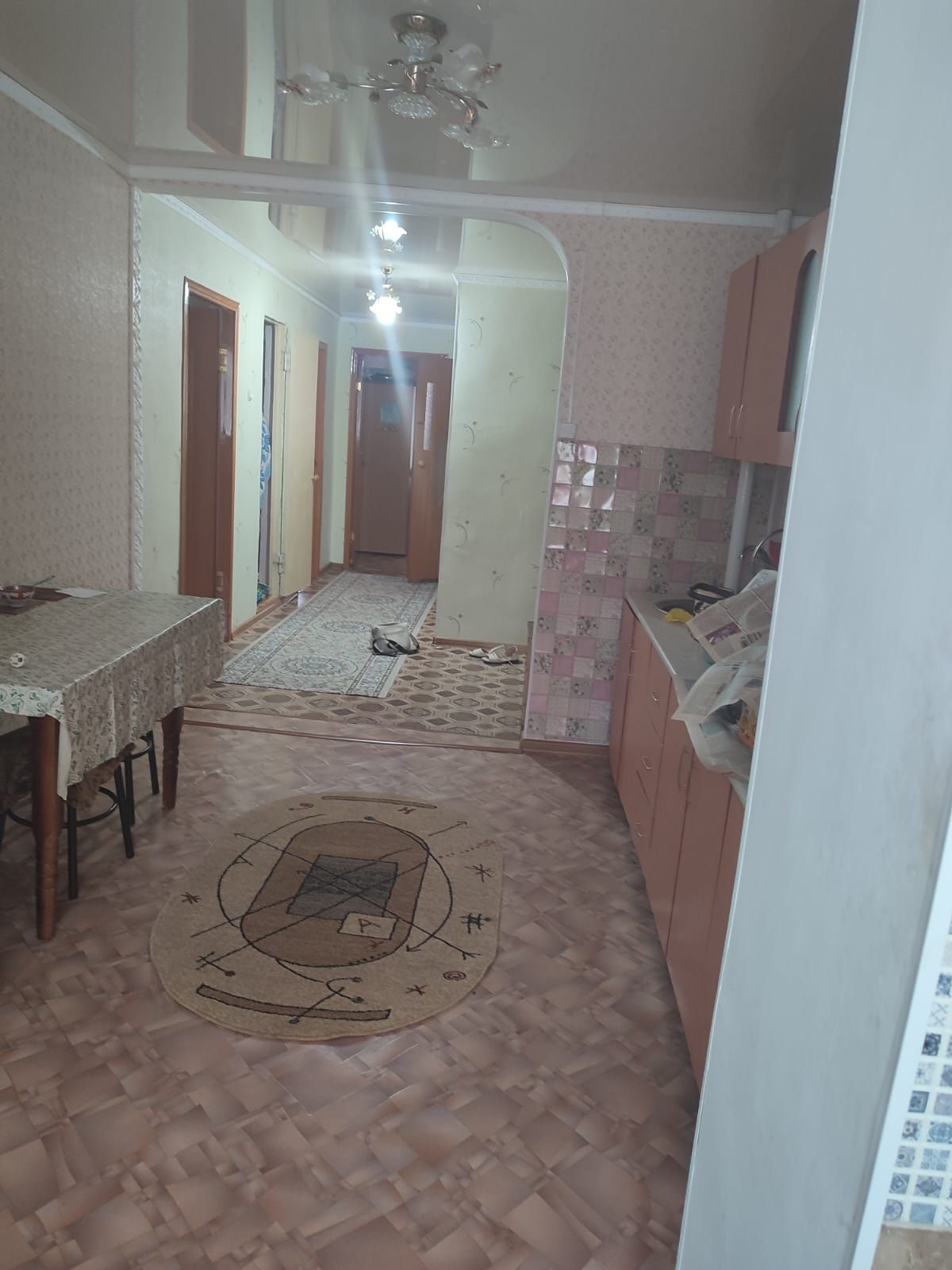 Орталықтан 3 болмелі квартира сатылады.