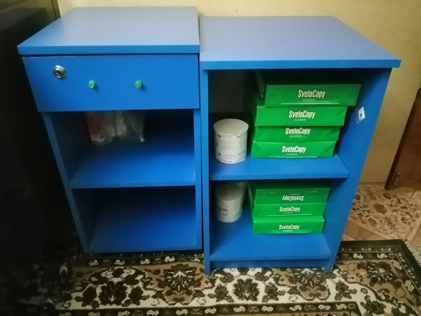Продам посуду и тумбочки синие