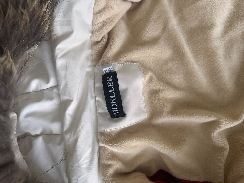 Продам детскии комбенизон MONCLER