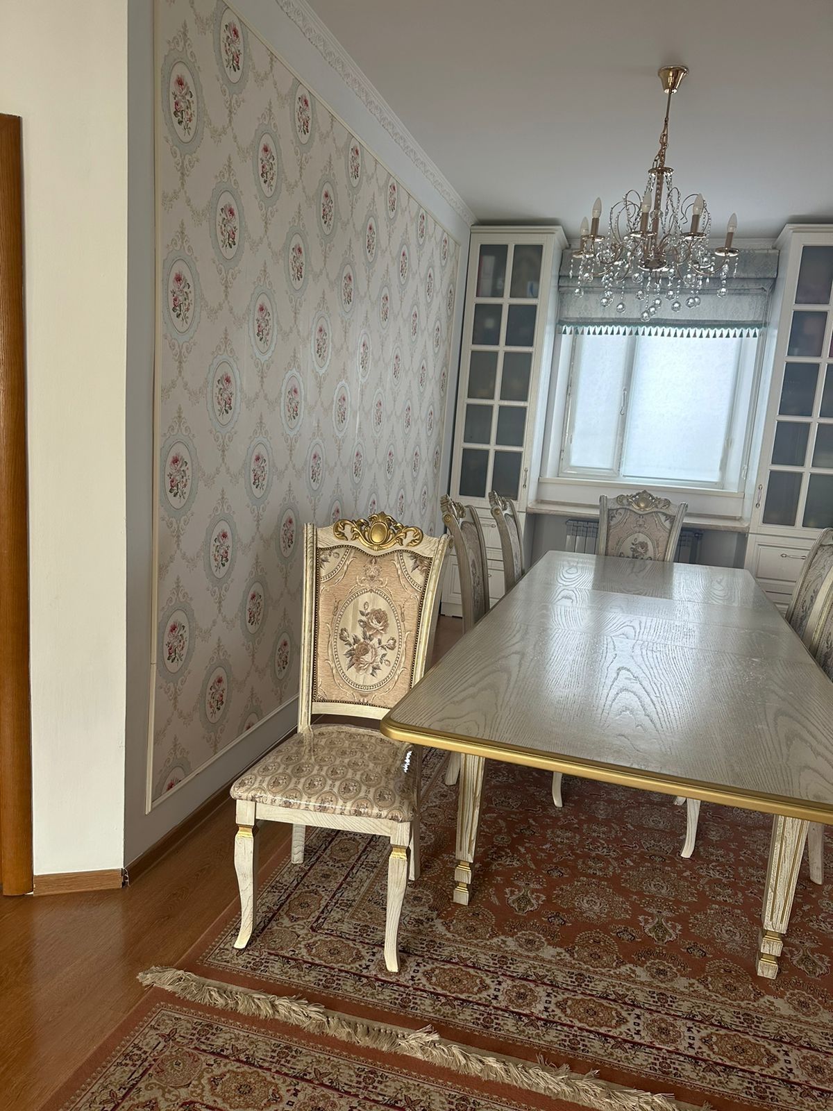 Продам стол и два кресла