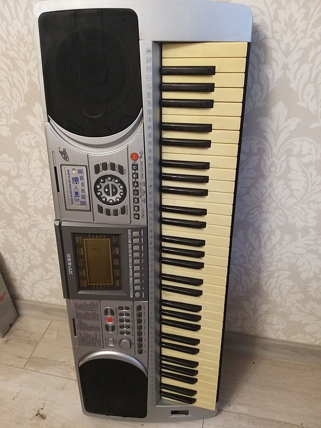 Продам синтезатор
