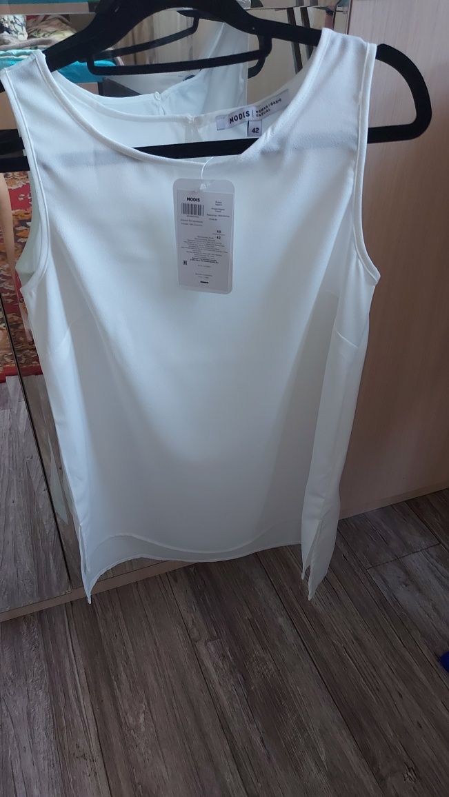 Продам новую белую блузку.