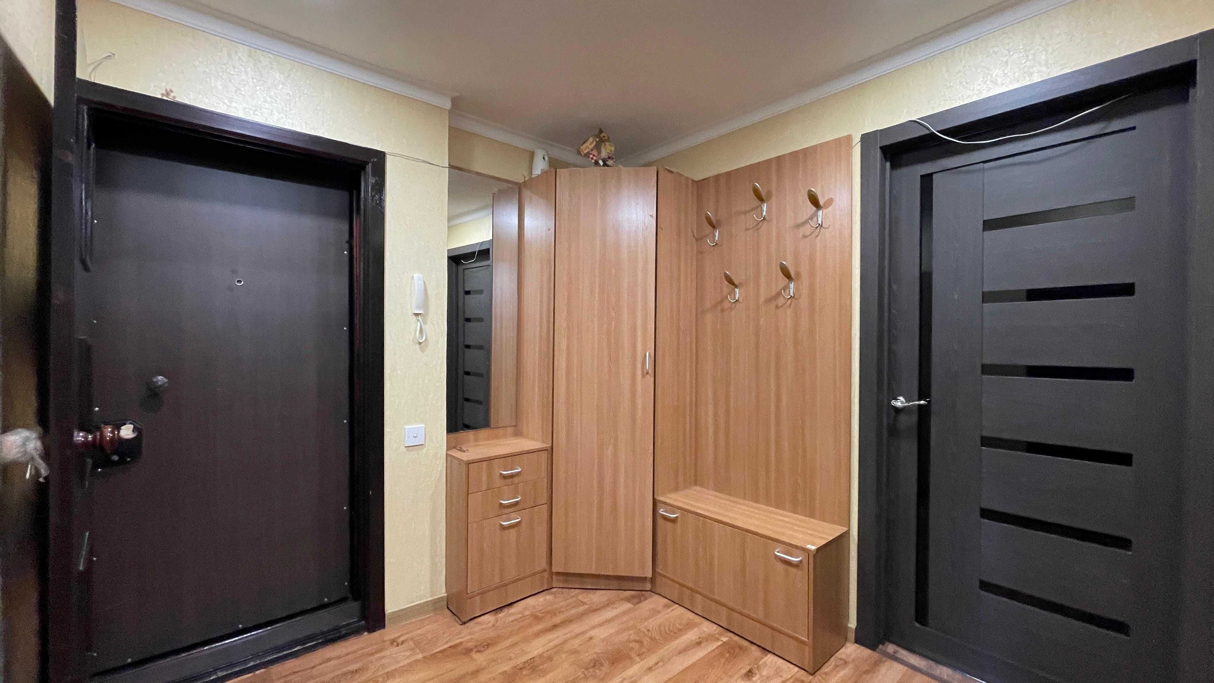 Продам 3-комнатную квартиру 15-микр. Не в залоге!!! С мебелью!!!