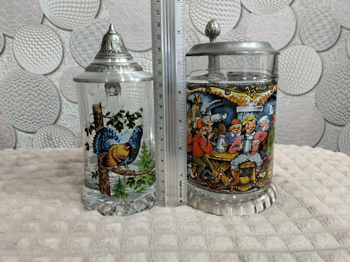 Пивные кружки и кувшин для вина.