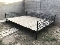 Продам топчан с досками 3х4 ковка