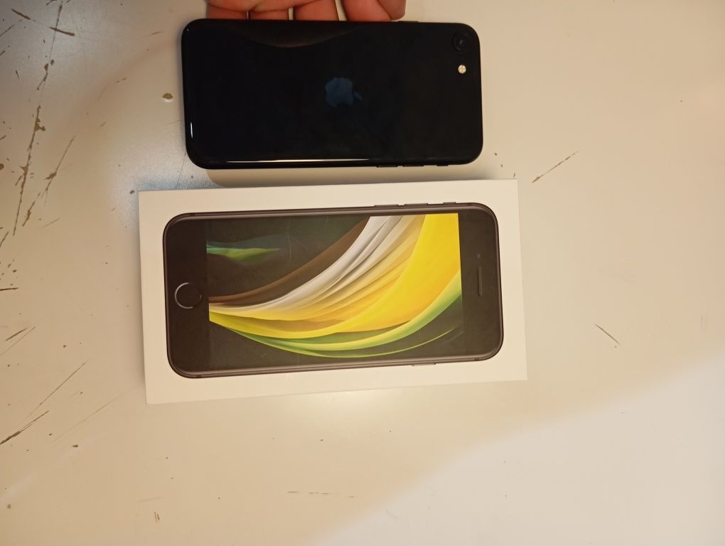 Продам Iphon SE 2020
