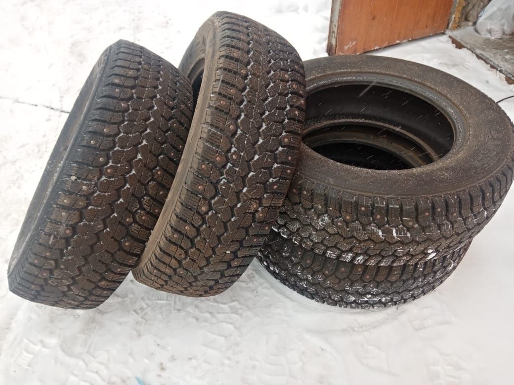 Продам зимние шины на 16, размер 215х65 R 16 месяц стояли на машине,