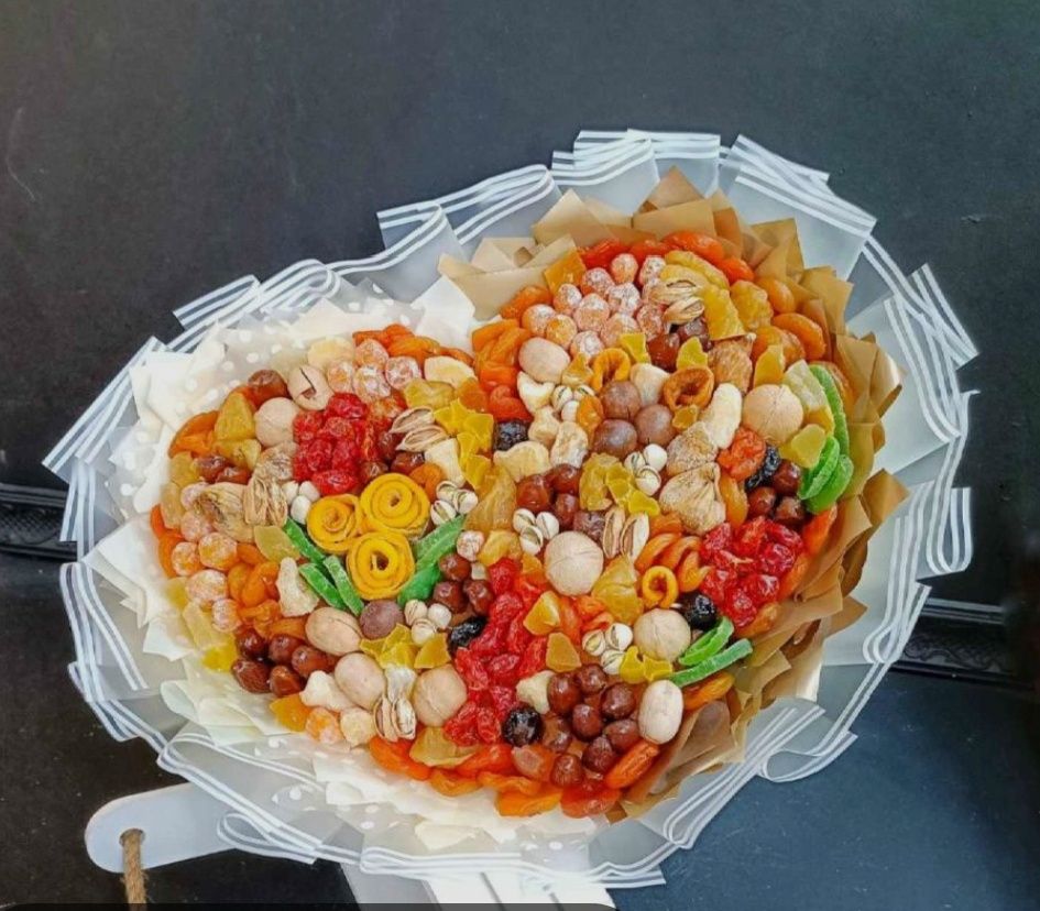 Подарочные полезно вкусное букеты, корзинки.
