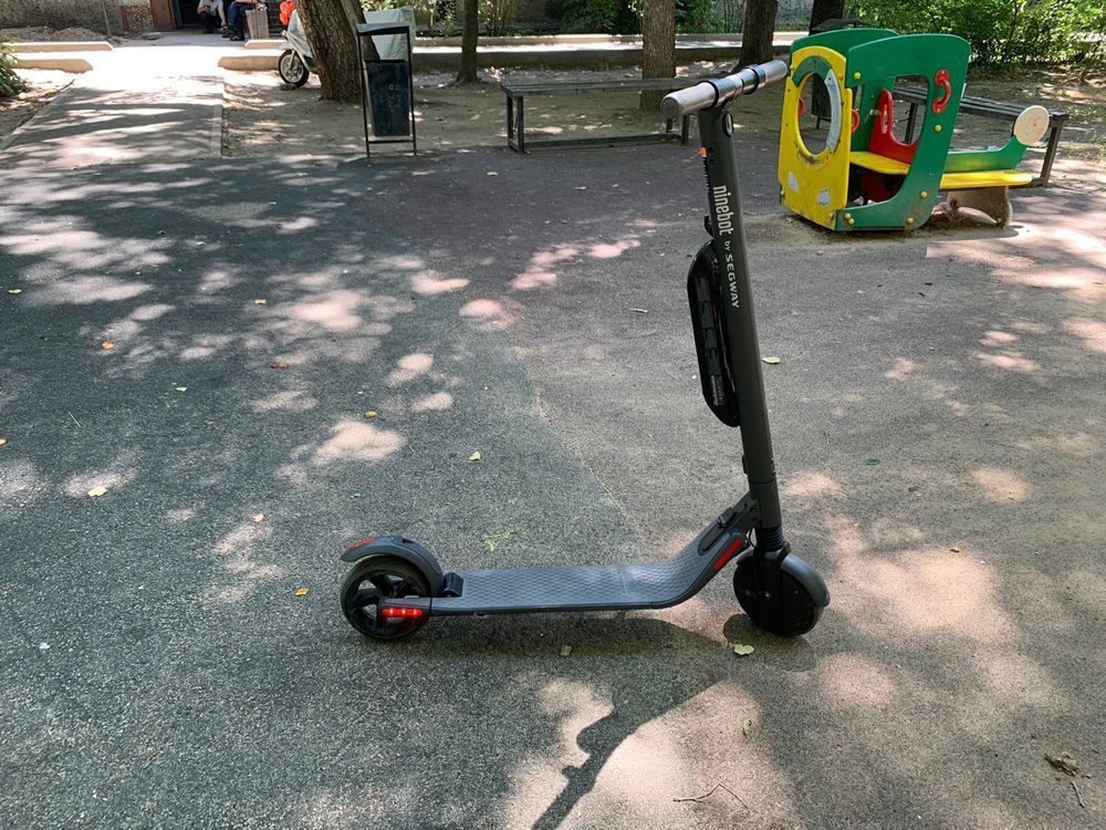 Электросамокат в хорошем состоянии Ninebot es4