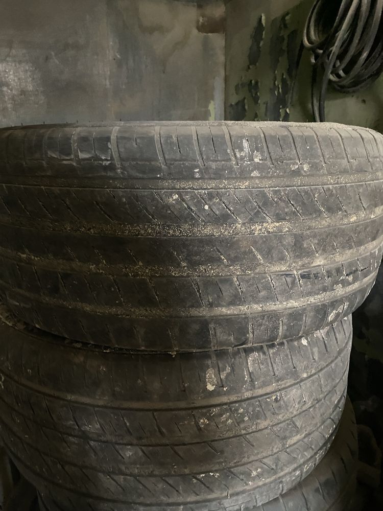 Резина  295 40 R21 бу состояния нормальное