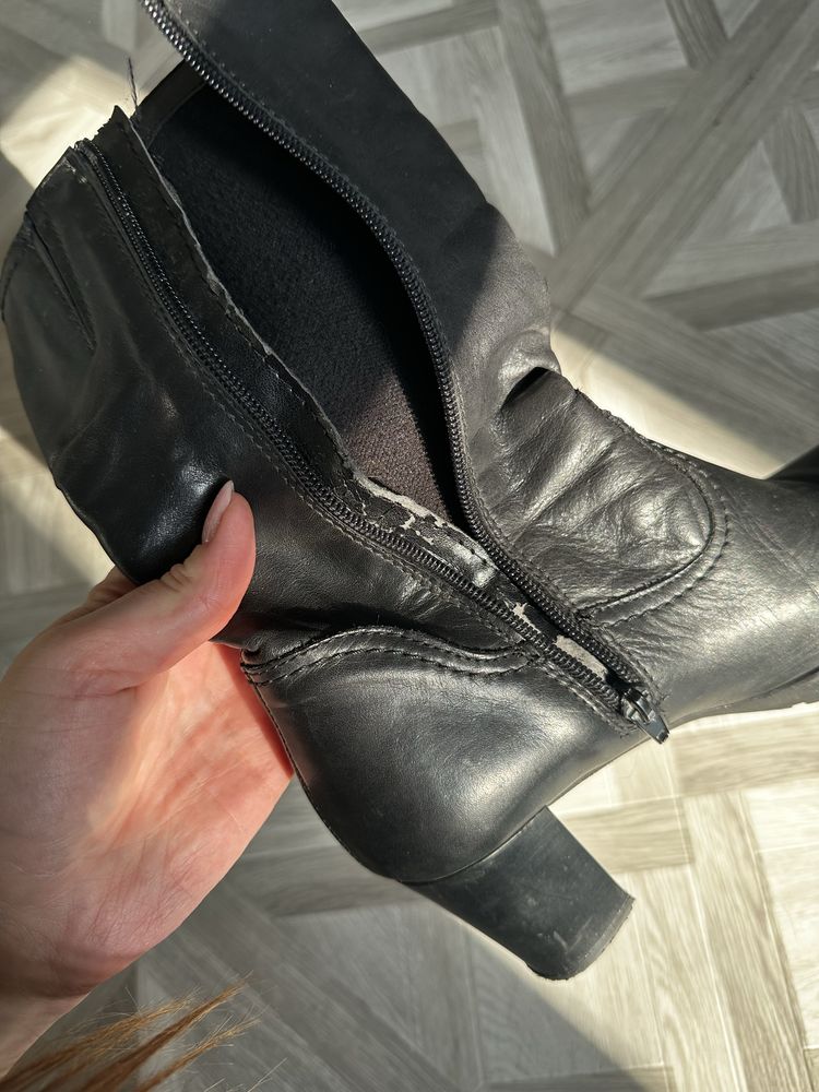 Кожаные сапоги бренда Tamaris