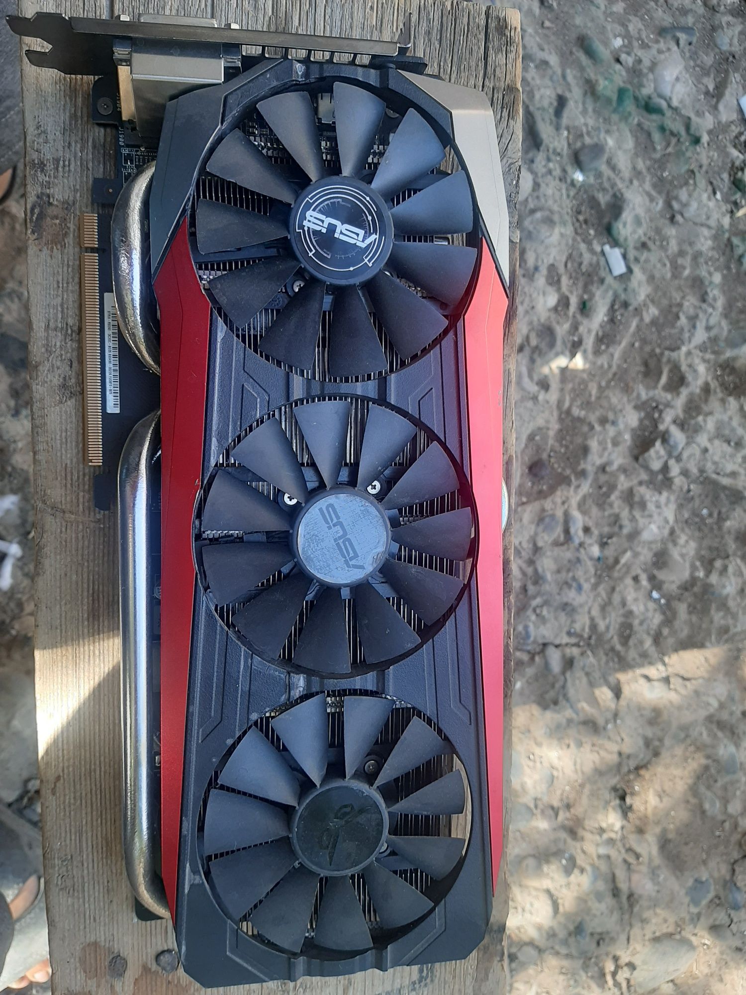 Продам видеокарту r9 390.8 гб asus