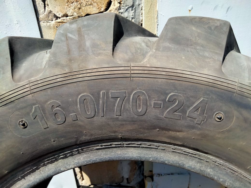 Резина 16.0/70-24, 405/70-24  и  400/70R24 на спецтехнику.