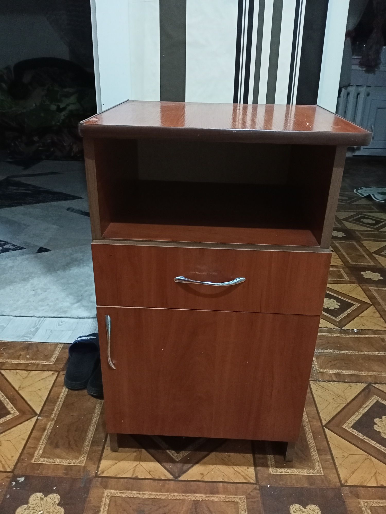Продам тумбочку и мини диванчик с ящиком стояли в прихожей г.Петропавл