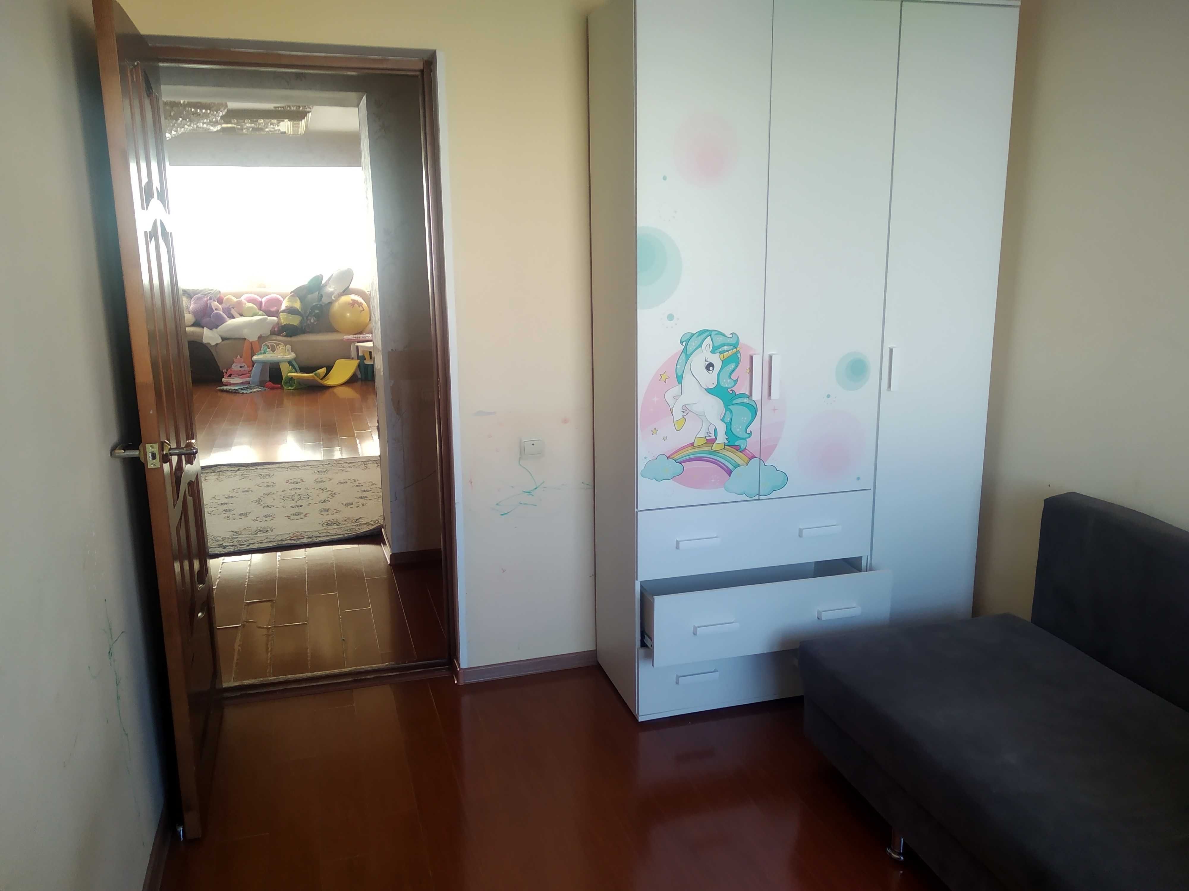 Продам 4-ех комнатную квартиру в районе центрального стадиона