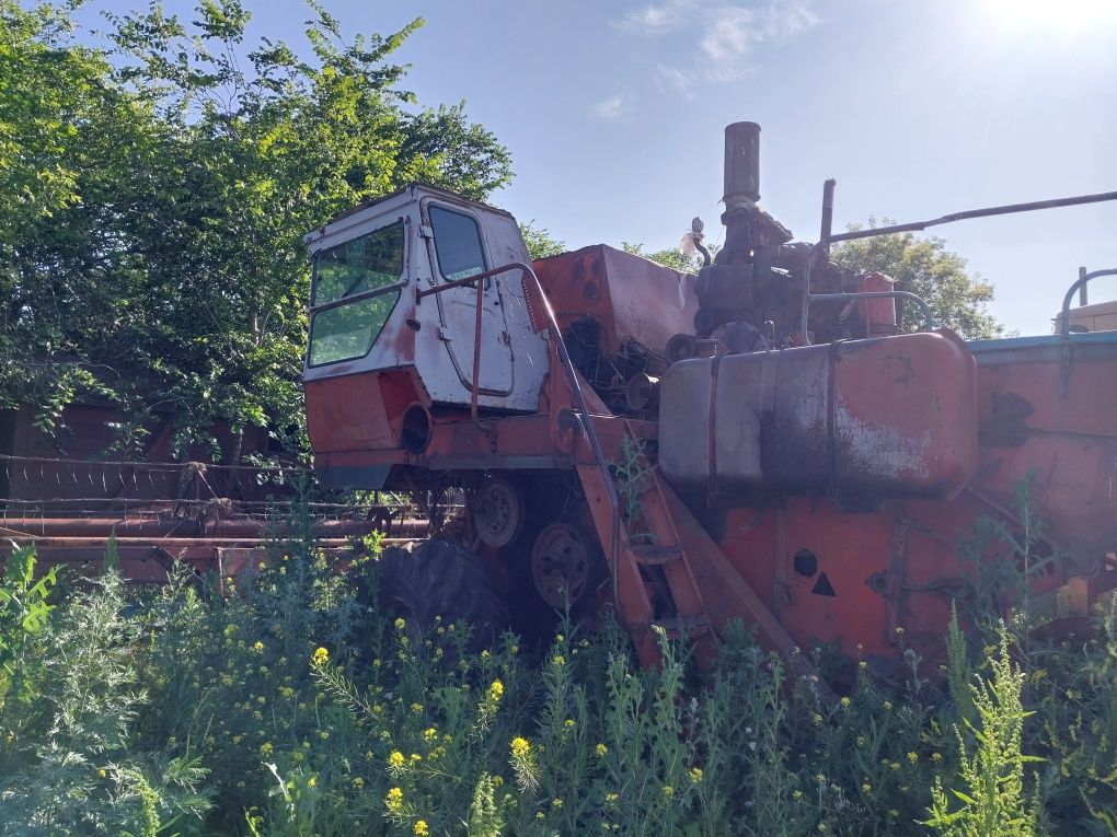 Камаз и сенокосный комбайн Нива
