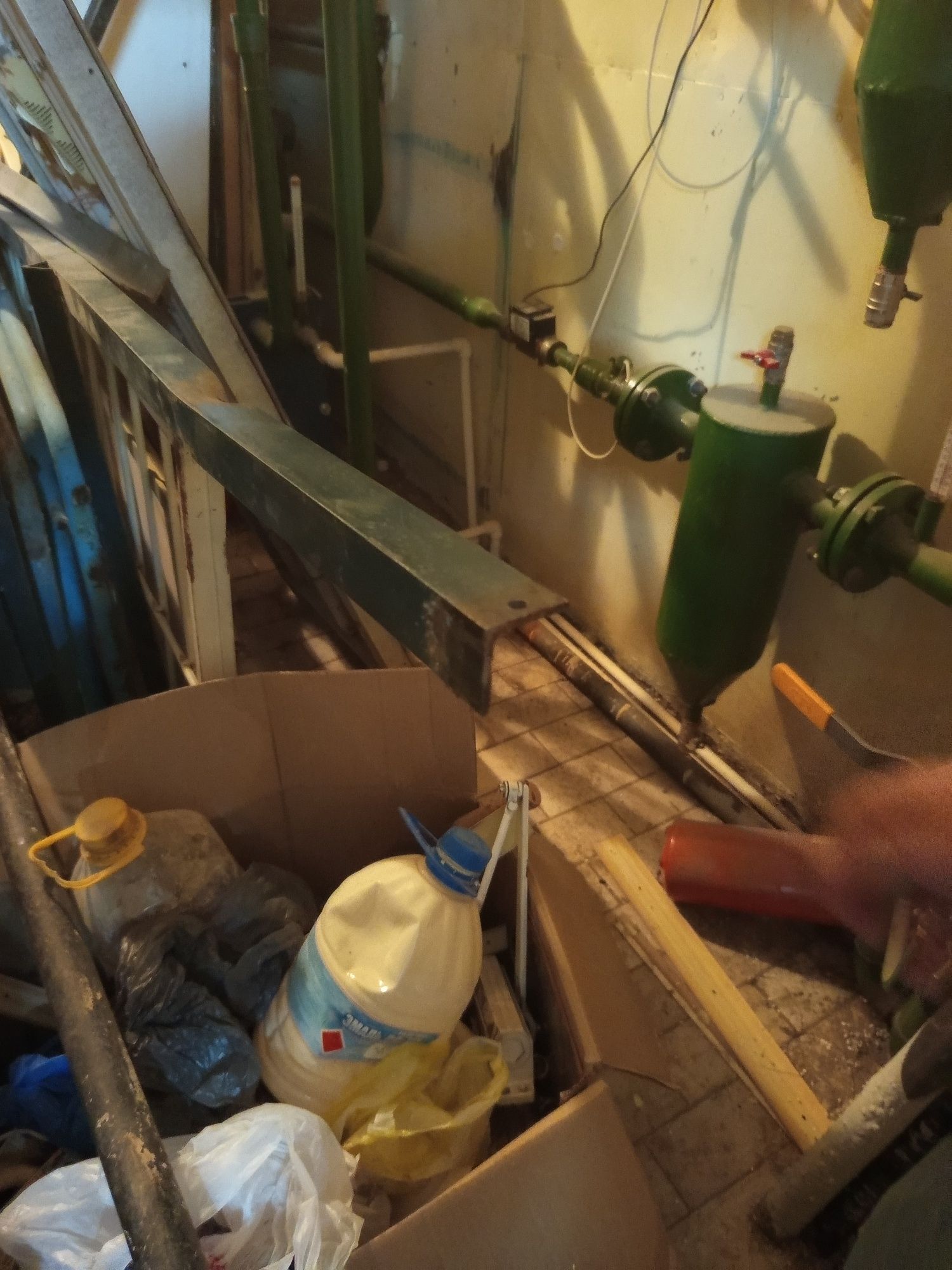 Продам остатки стройматериалов. Листы 4ка, уголок 50, бадию.