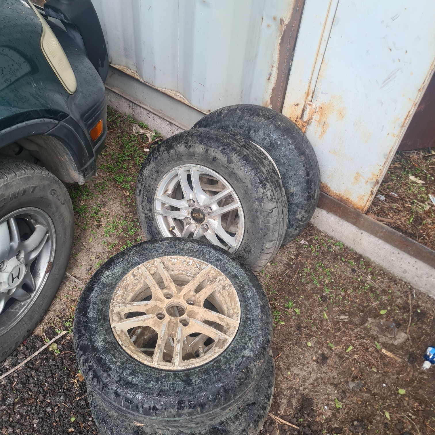 Продам диски с резинои на 13
