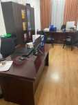 Стол руководителя со столом для посетителей, два шкафа