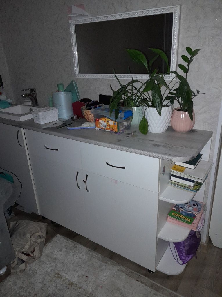 Продаётся камот с маленькой раковиной и зеркало