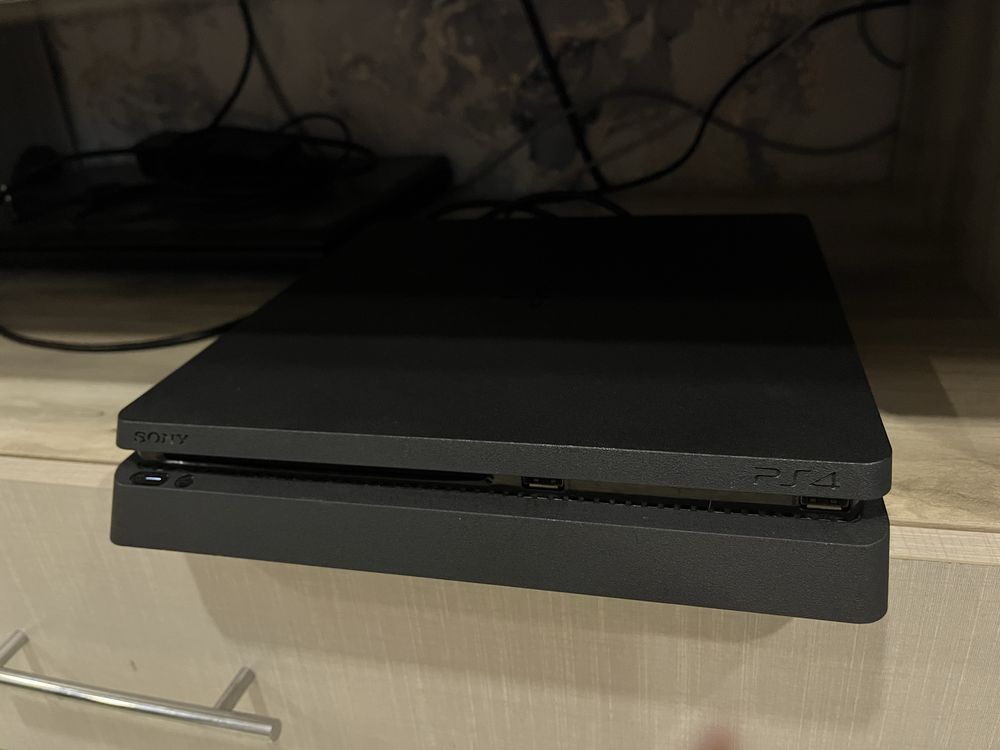 pS4 ,4 игры,2 джойстика
