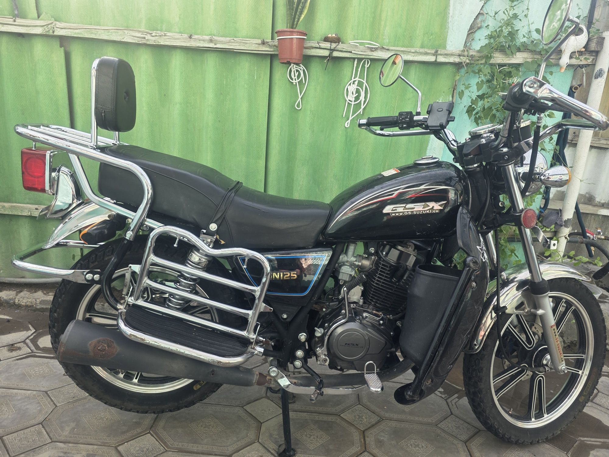 Продаётся Мотоцикл SUZUKI GS-200 черный