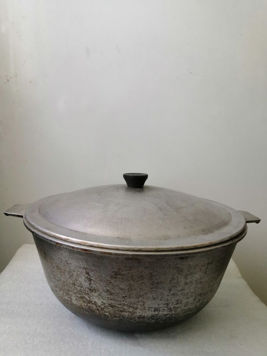 ОТДАМ ДАРОМ казан, средний, (3л), 24*14*11 см, чугун, советский, бу