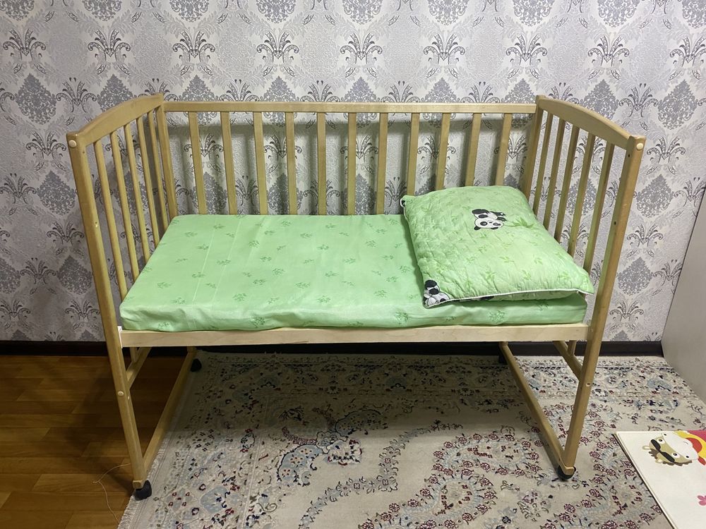 Продам деревянную Детскую кроватку с матрасом!
