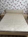 Продам 2х спальнюю кровать с матрасои и 2 тумбочки