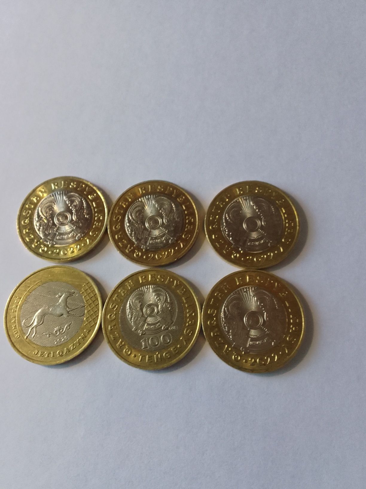Продам монеты 100 тенге 20 и 22 года