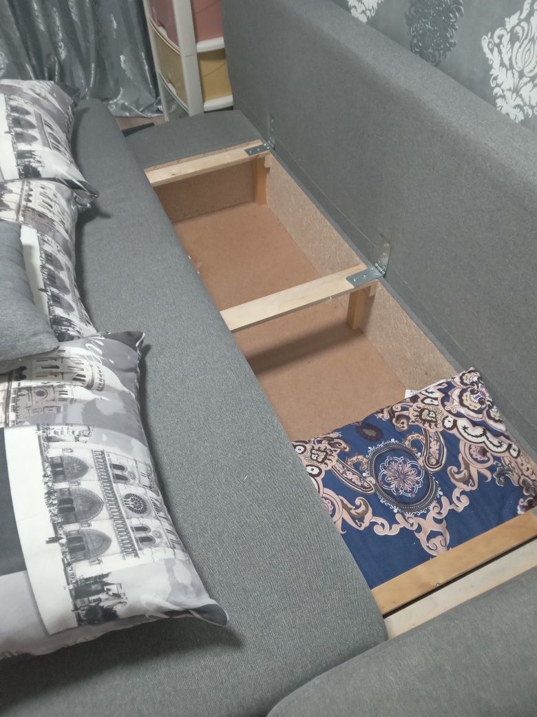 Продам диван книжка в хорошим состоянии.