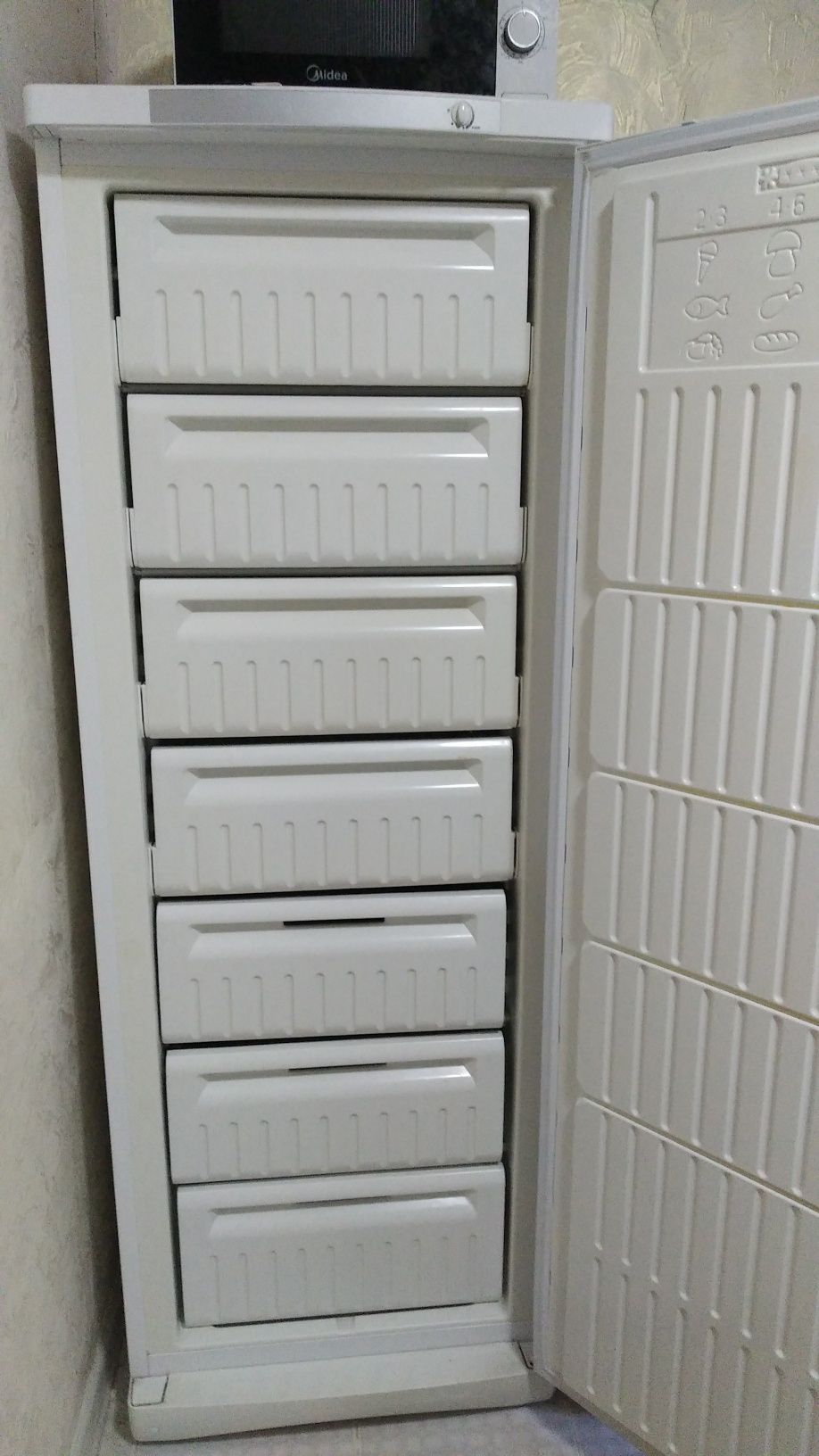 Продам б/у диван, стенка, стол со стуьлями, морозильник,+НОВЫЙ ДИВАНН
