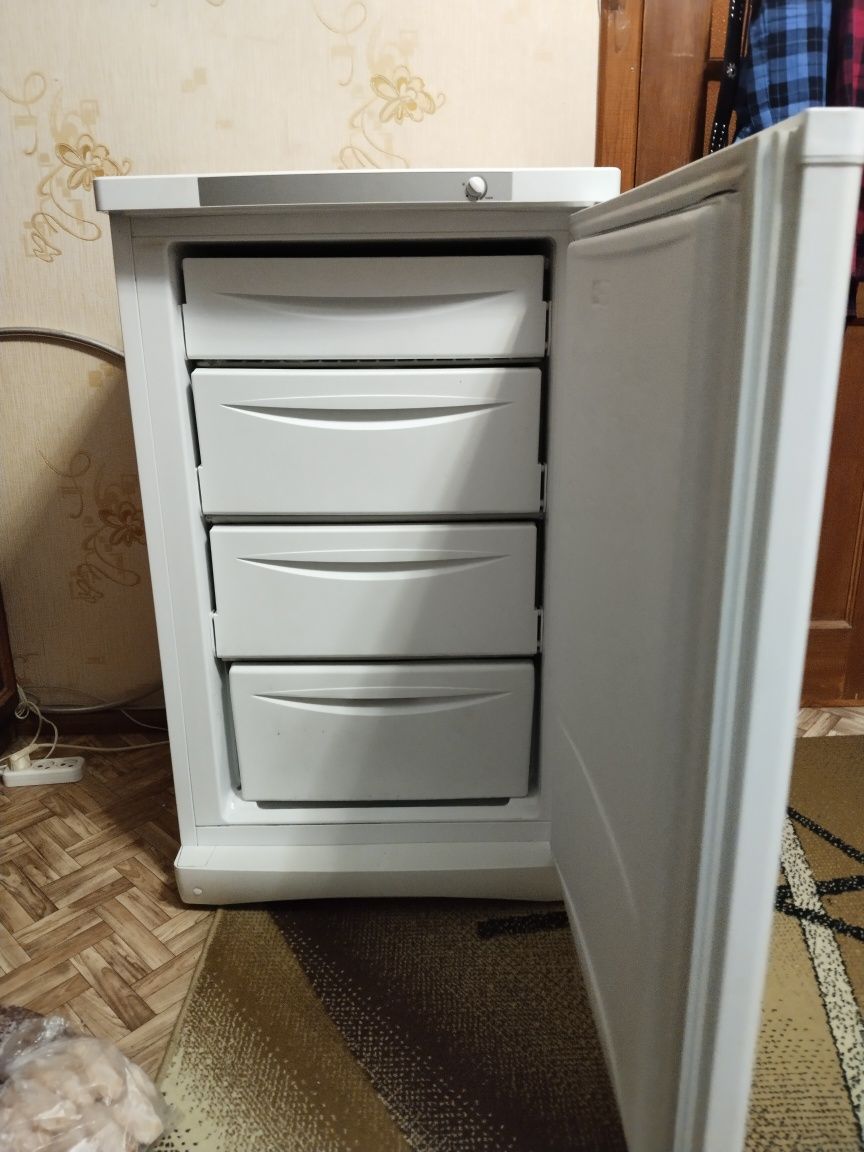 Продам морозильную камеру INDESIT в отличном состоянии