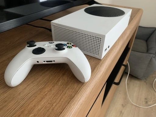 Xbox series s + 3 игры