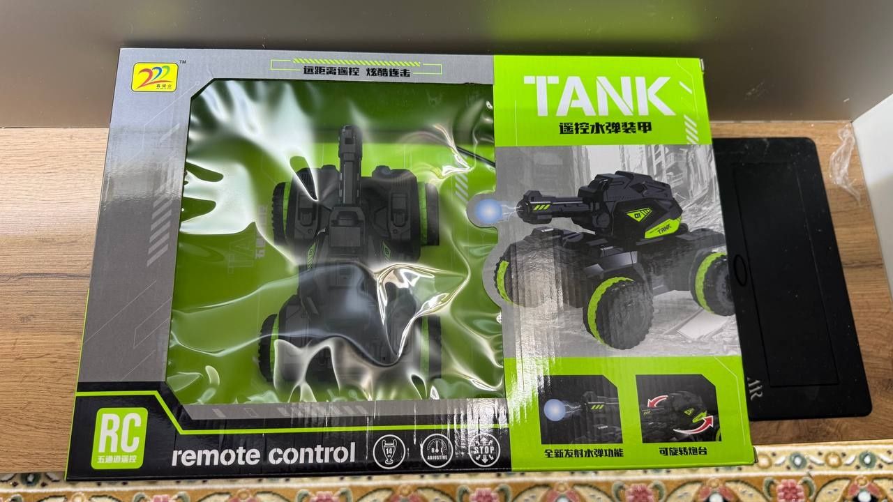 Игрушечный танк.
