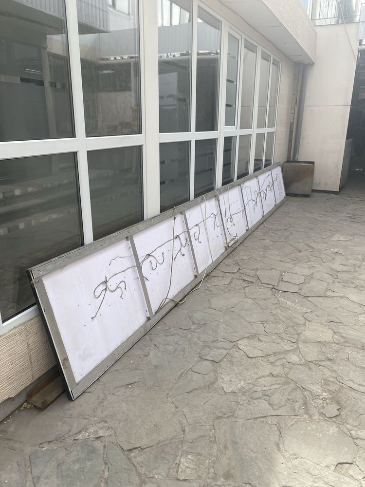 рекламная вывеска с подсветкой