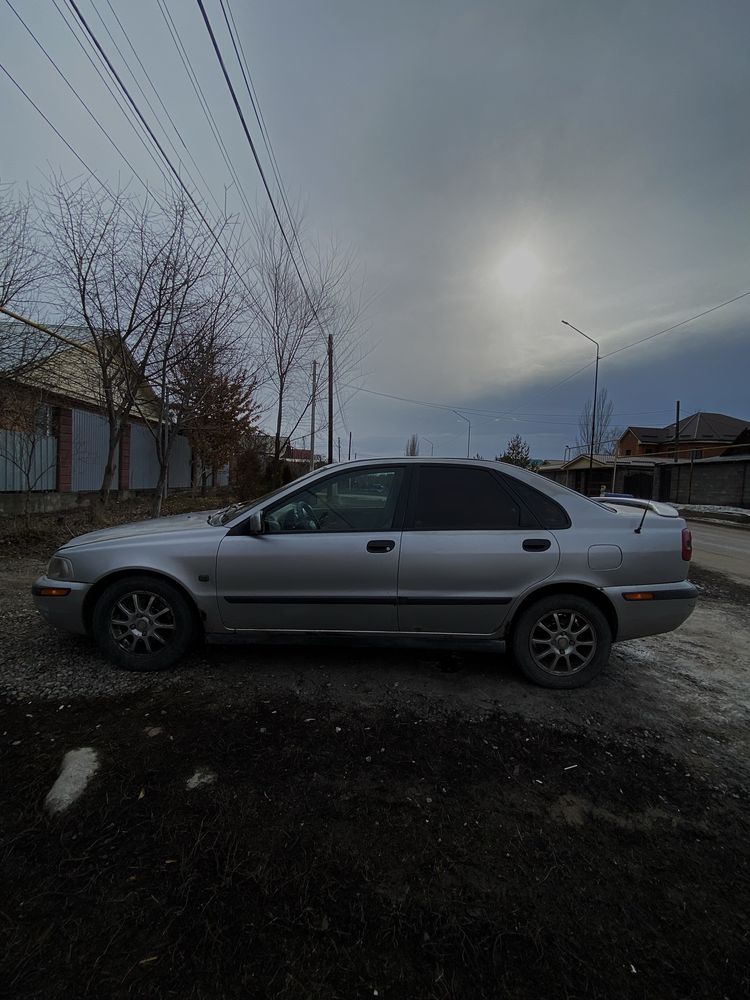 VOLVO S40 1-поколение 2000г. 2.0 обьем