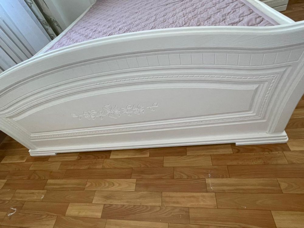 Жатын бөлме кровать сатылады,жақсы жағдайда,2 тумбасы бар