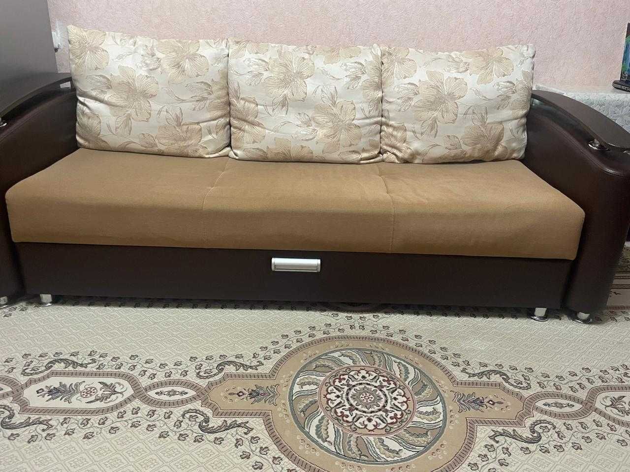Продается диван в отличном состоянии.