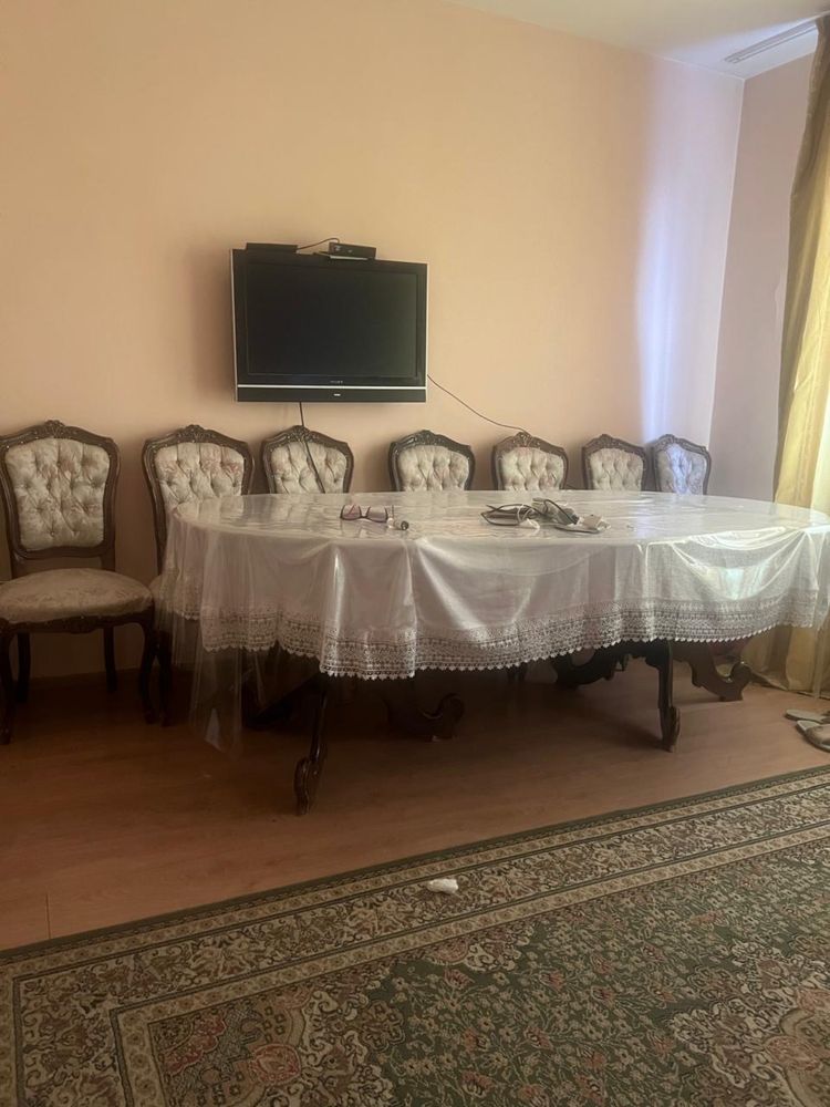 Стол и стулья в хорошем состоянии
