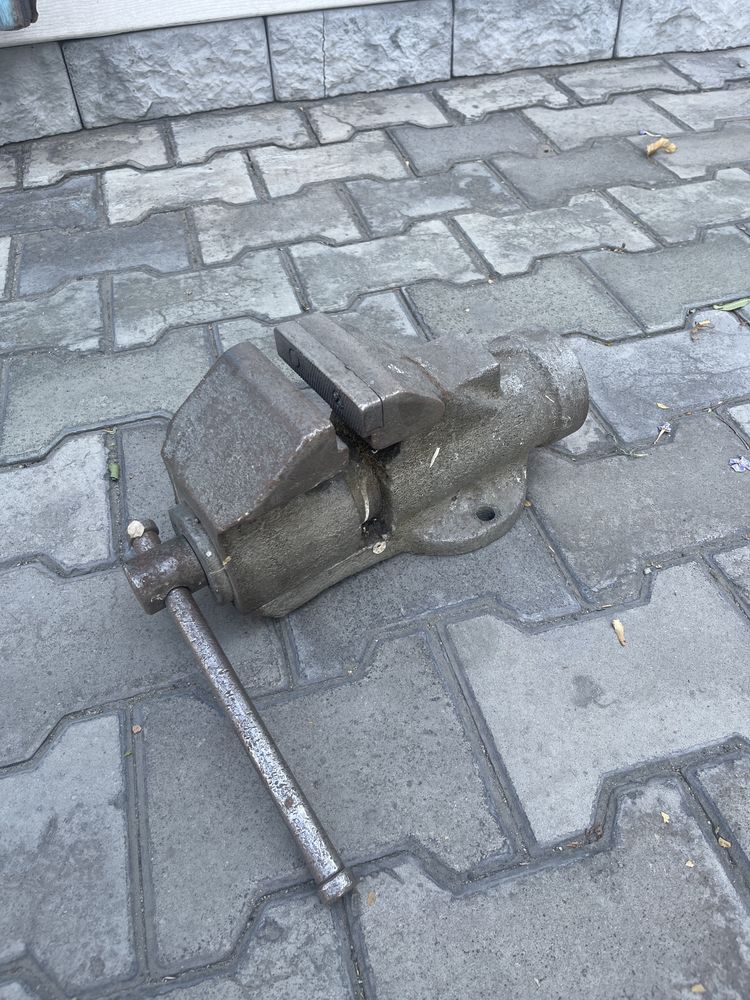 Продам слесарную тису