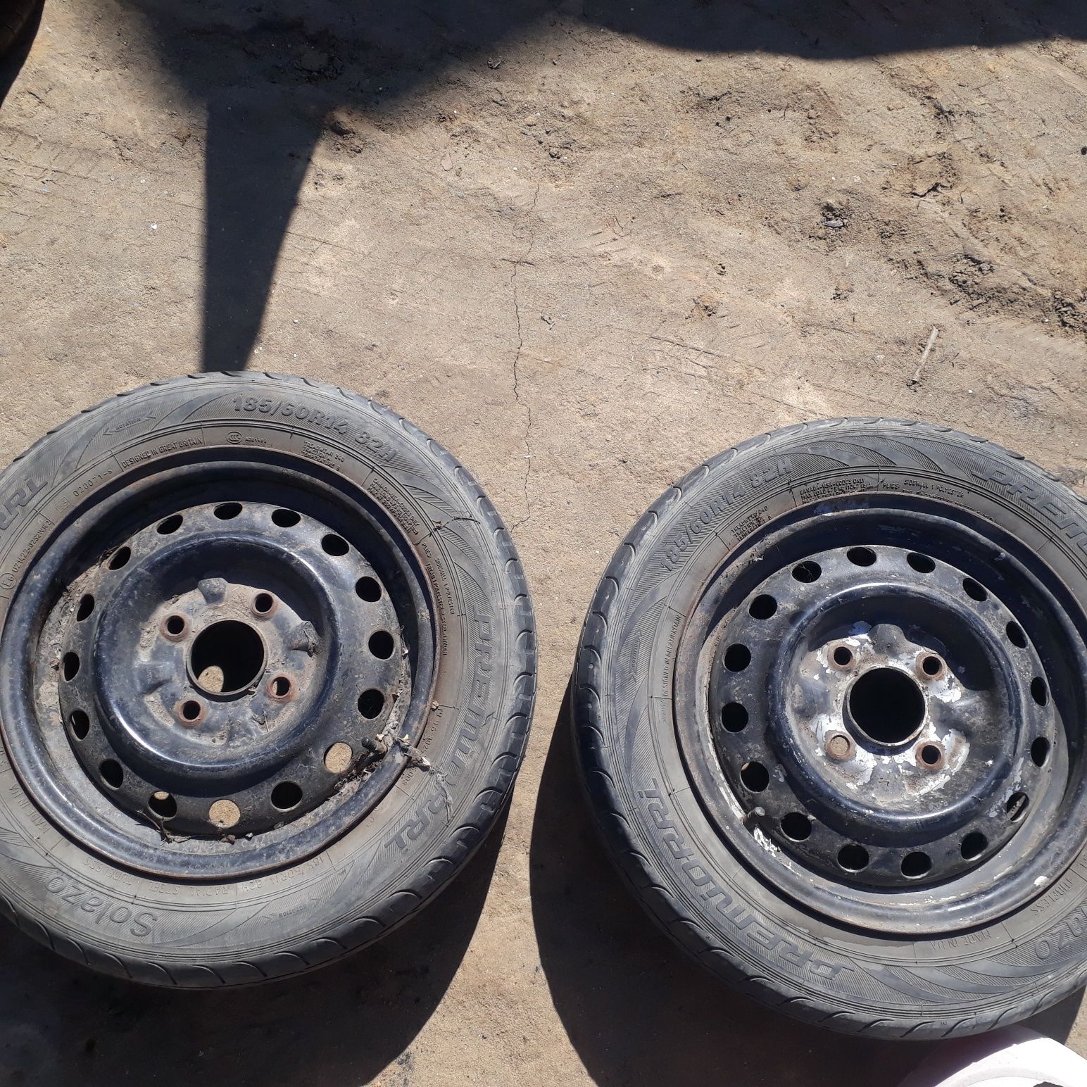 Продам летнюю резину месте с дискам разболтовка на 4×98R14