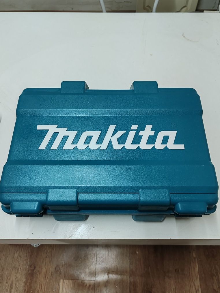 Продам шуруповерт Макита.