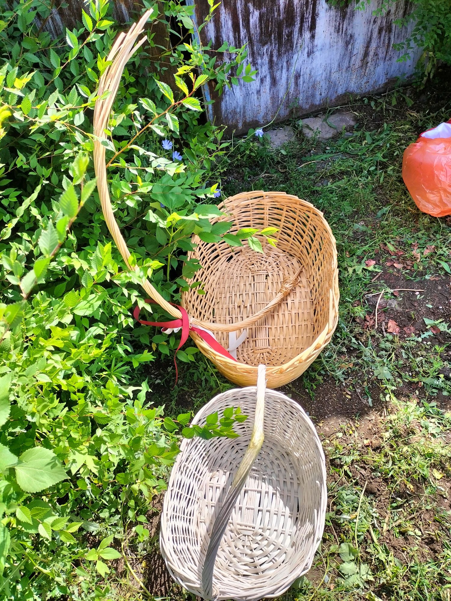Продам плетеную корзину