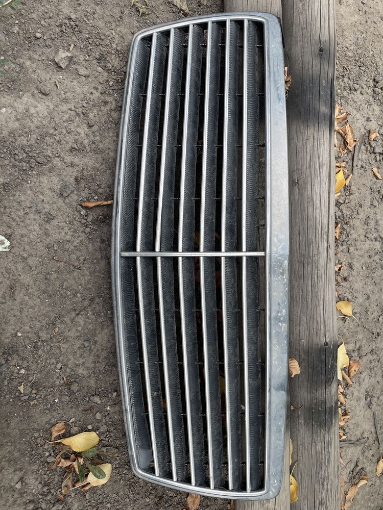 Продам решетку радиатора на w140