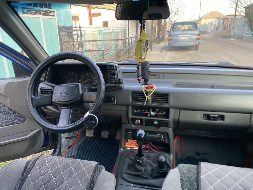 Машина Opel Frontera