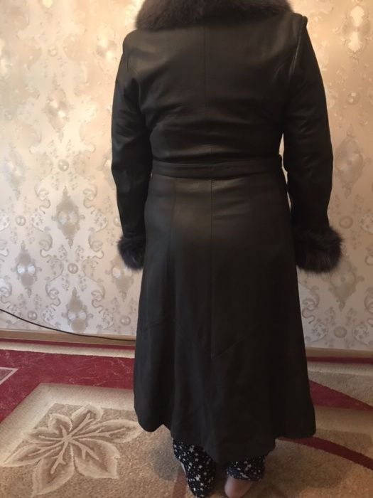 Продаю кожанный плащ демисезонное из натуральной кожи