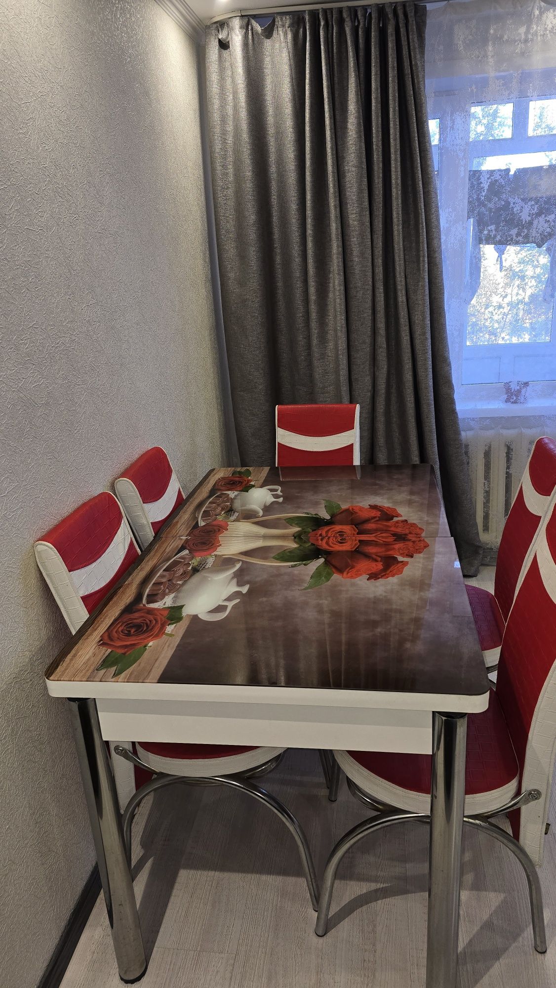 Продаётся стол со стульями