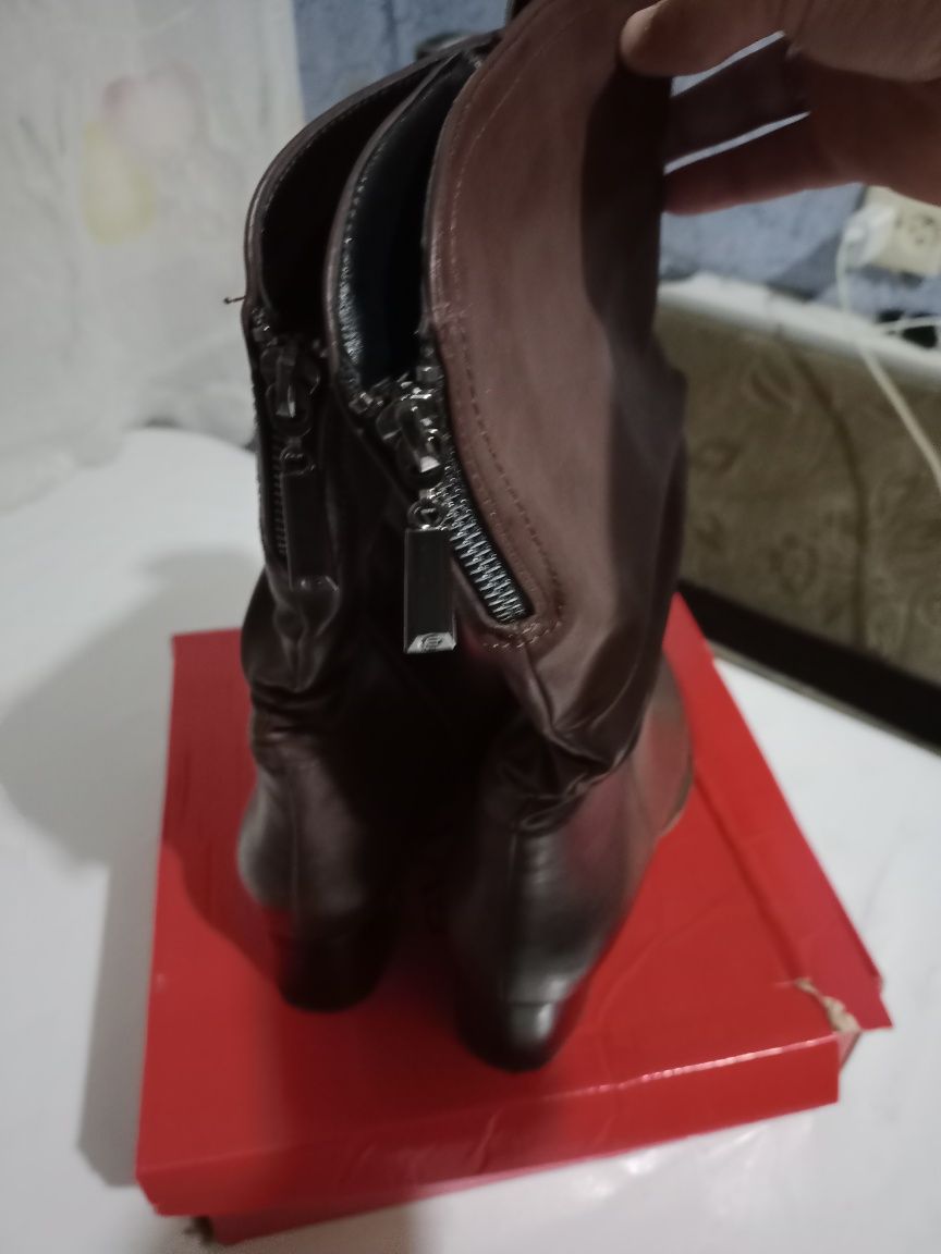 Продам женские демисезонные сапоги.